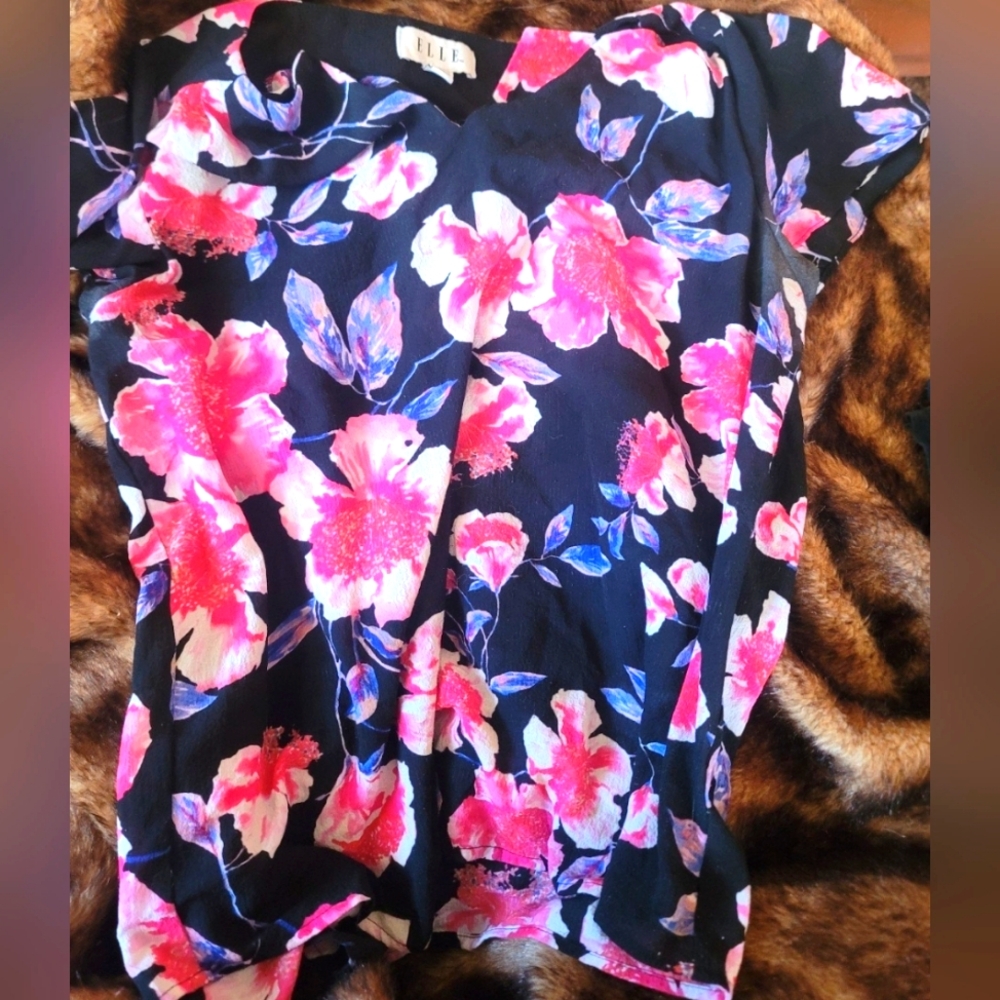 Elle shirt small